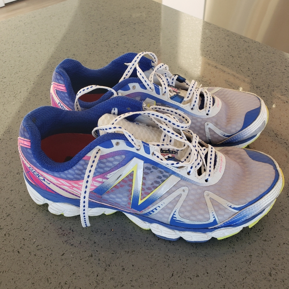 New Balance Women Blue and Pink Sneaker Size 6 Rare 880 V4